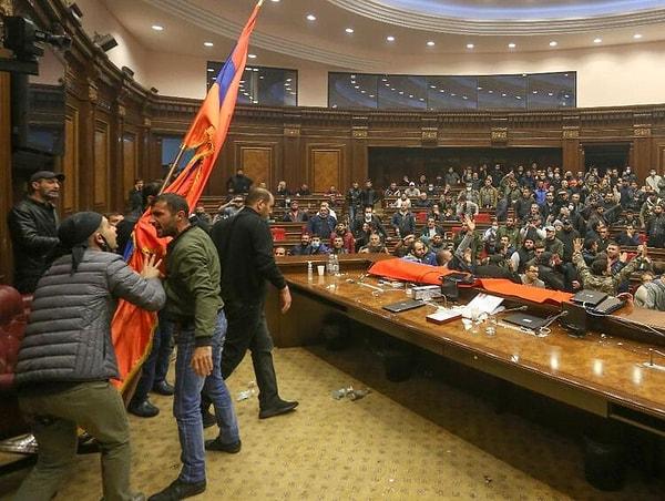 Paşinyan ve Ermenistan aleyhine sloganlar atan bazı eylemcilerin kapıyı kırarak Paşinyan'ın ofisine girdiği de iddia edildi.