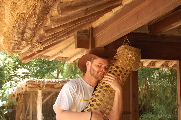 2. Некоторые люди спят на бамбуке или специальной подушке: