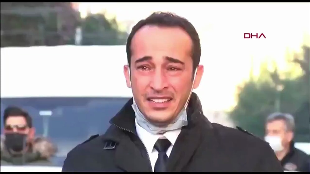 Saat 9'u 5 Geçe Sirenler Çaldığında Arabasından İnerek Gözyaşlarına Boğulan Vatandaş: 'Çok Büyük İnsan, Varlığımızın Yegane Sebebi'