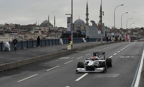 Formula 1 Araçları İstanbul Etabının Tanıtım Filmi İçin Galata ve Eminönü'nü Turladı