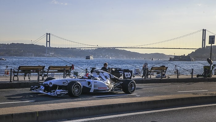 Formula 1 Araçları İstanbul Sokaklarında Turladı! Formula 1 İstanbul yarışı Ne Zaman, Saat Kaçta, Hangi Kanalda?