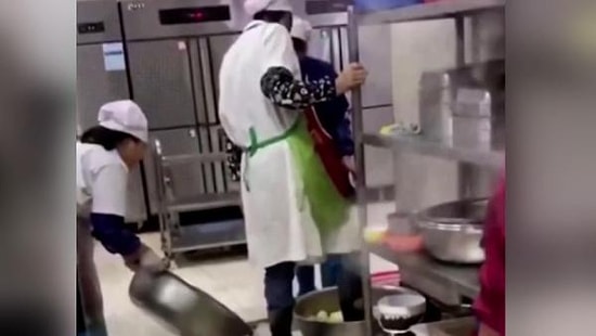 Vuhan Yine Aynı: Kantinde Ayağıyla Sebze Yıkayan Adam