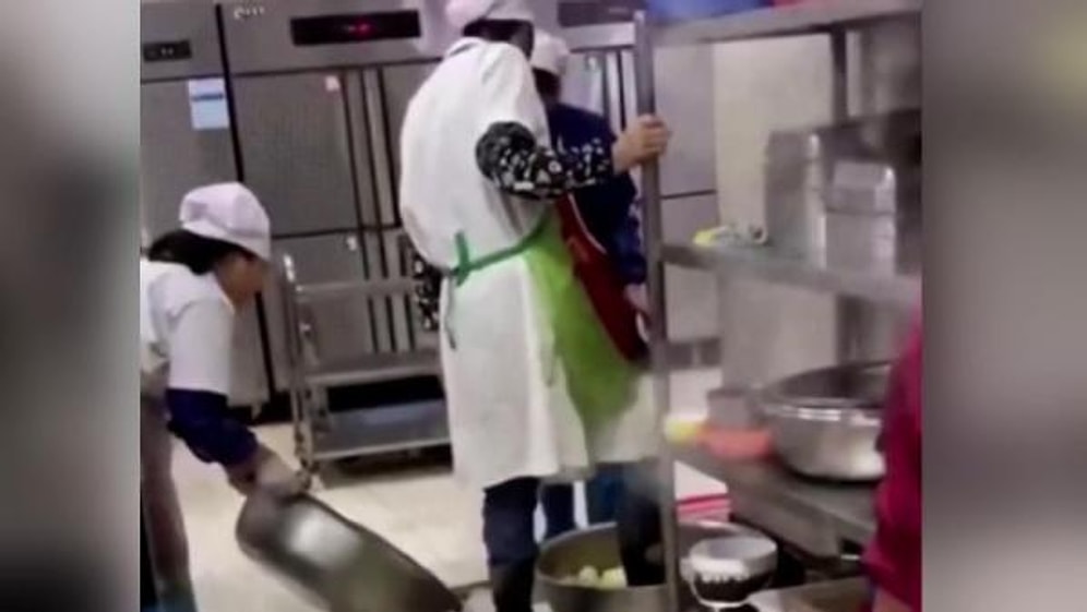 Vuhan Yine Aynı: Kantinde Ayağıyla Sebze Yıkayan Adam