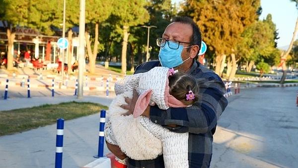 Ali Rıza Bey Apartmanı enkazında mucize bir şekilde 91 saat dayanan ve sonrasında kurtarılan Ayda bebeğin hastaneden taburcu olurken babasının kucağında çekilen fotoğrafı çok tartışılmıştı.