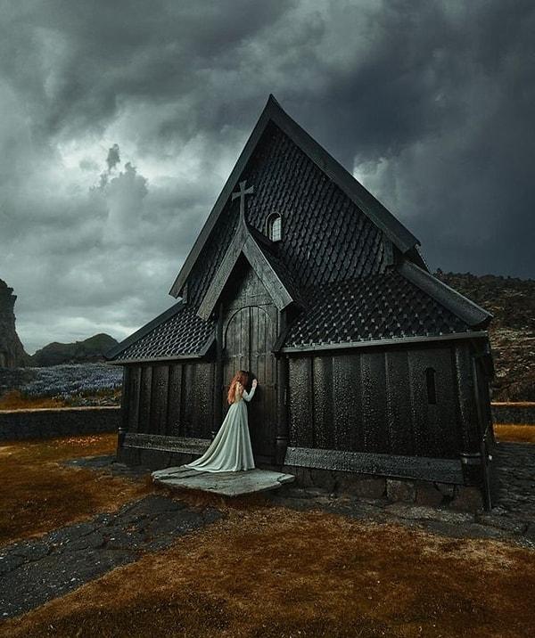 13. İzlanda'daki Heimaey Stave Kilisesi tamamen siyahtır.