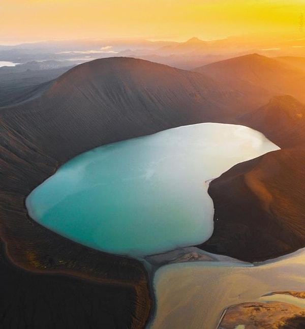18. İzlanda'daki bu krater gölü bir buzul nehri ile birleşmektedir. 😍
