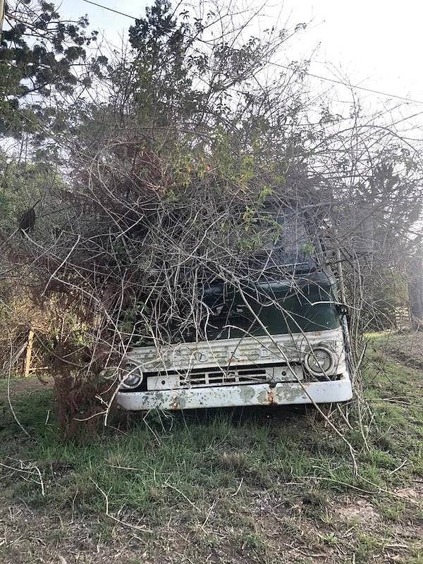 16. Этот автобус, похоже, уже приехал на свою последнюю остановку.