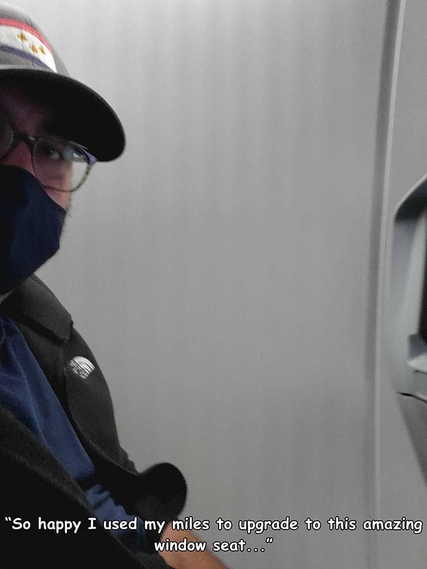 7. "Я так рад, что потратил все свои накопленные мили на апгрейд до кресла у окна!"