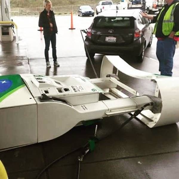 17. Лихо заправилась.