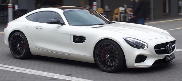 Henderson Mercedes-Benz'in AMG GT model arabasını kullanıyor. Arabanın değeri ise 124 bin sterlin (1 milyon 330 bin lira).