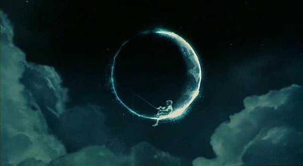 6. 'Halka' isimli filmin başlangıcında bulunan Dreamworks logosu filmdeki lanetli kaset gibi gözükmektedir.