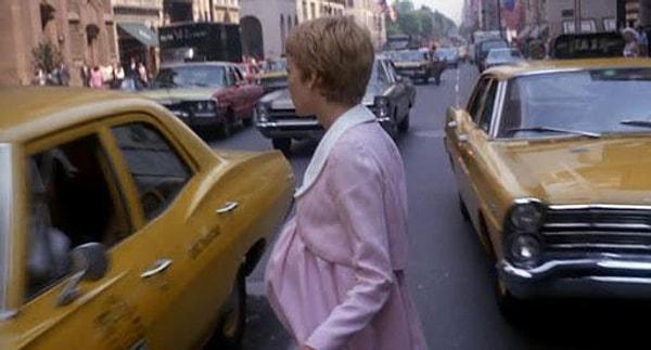 14. 'Rosemary's Baby' isimli filmin çekimlerinde Rosemary (Mia Farrow) sokağa çıkmış ve duracaklarını varsayarak arabaların önüne atlamıştır. Yönetmen Polanski "Kimse hamile bir kadına çarpmaz." diye onu ikna ettiğini söylemiştir.