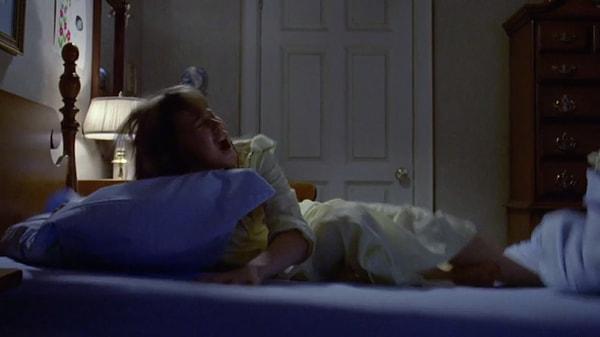 16. 'The Exorcist' filminin çekimlerinde, mekanik yatağa bağlı olduğu ve yatak onu çok sert salladığı için Linda Blair omurgasını çatlatmıştır. Bu sahne filmde kullanılmıştır ve Linda'nın çığlıkları acısından dolayı gerçektir.