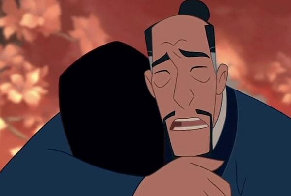 23. 'Mulan'da, Fa Ailesi'ni onurlandırmak için Mulan'ın babasına hediyeler vermesi ancak babasının hediyeleri bir kenara koyarak kızına sarılması.