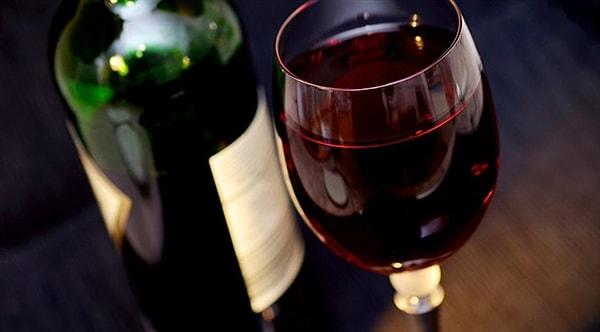 11. Hırvatistan'da ilk reglini gören genç kadınlara kırmızı şarap ikram ediliyor.