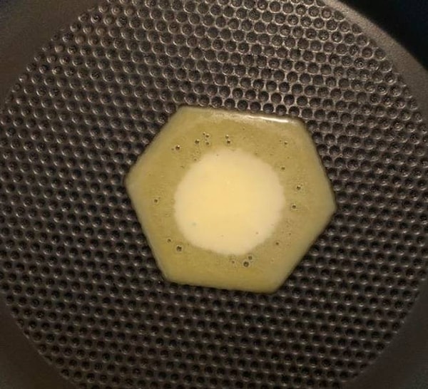 1. "Кусочек сливочного масла на моей сковороде растекается в форме идеального шестиугольника".