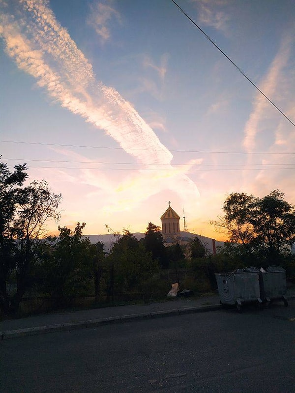 2. Что это в небе летит??? Ах, нет, показалось...