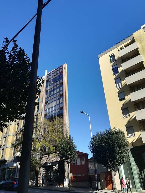 10. "Это здание в городе Порто выглядит слегка тонковатым".