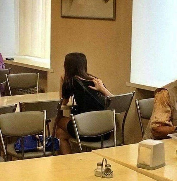 12. Девушка всего лишь почесала себе спину, а вас уже Кондратий обнял :)