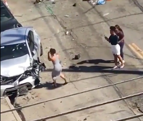 1. Предел дебилизма, до которого докатились тиктокеры. Этим мадам снимают видео после аварии, рядом с раненым!