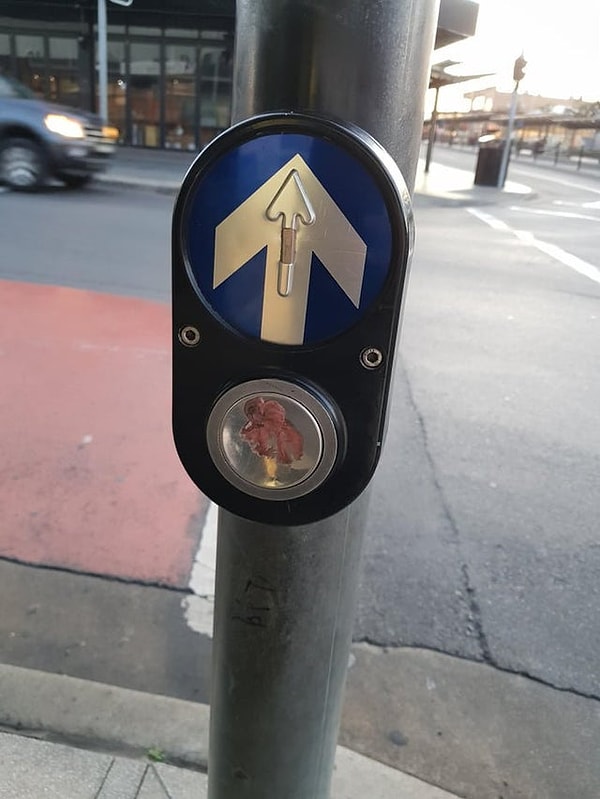 4. Просто было лень донести использованную жевачку до мусорного бака.