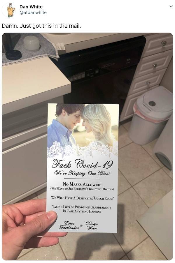 21. Остроумное приглашение на свадьбу от отрицателей пандемии COVID-19.