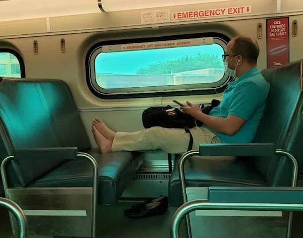 25. Сидите, сидите, мужчина, я постою.