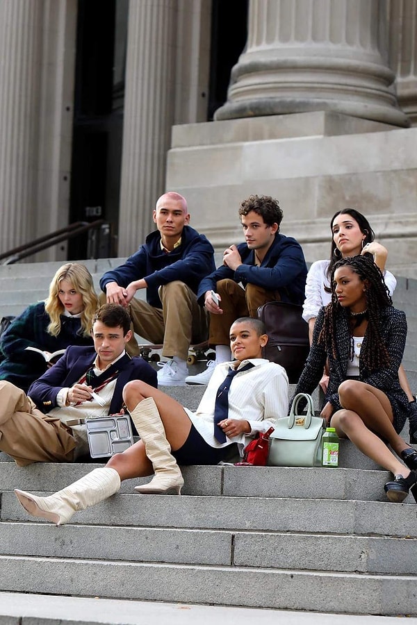 14. Gossip Girl’ün çekimleri devam ediyor. Yeni kadro bu şekilde. Dizi, HBO Max’ta yayınlanacak.