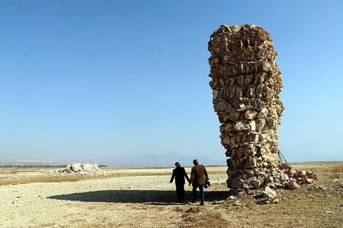 Van Gölü'nde Sular Çekilince Tarihi Kale Ortaya Çıktı: 'Restorasyon Gerekli'