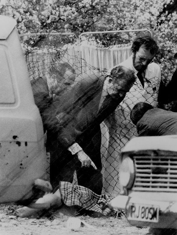 1975 yılında balta ve kazma ile kesilen kurban Olive Smelt'in ailesi de katilin ölüm haberini coşkuyla karşıladı.