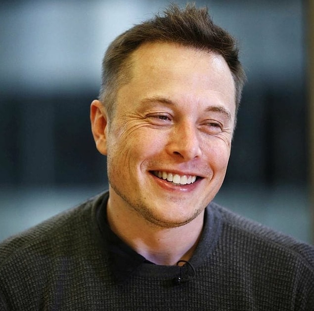 1. Musk Güney Afrika'da doğmuştur ve 17 yaşındayken Kanada'ya taşınmıştır.