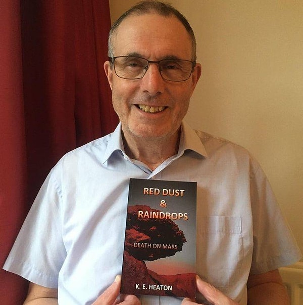 8. "Мой отец, продавец на пенсии, осуществил свою мечту и опубликовал книгу. Горжусь им!"