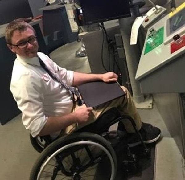 9. "С самого детства я обожал тематические парки аттракционов и мечтал стать оператором одного из них. Несмотря на инвалидную коляску, я своего добился!"
