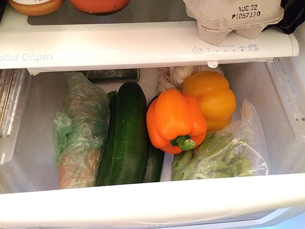 11. Фруктовницы в холодильнике полны микробов.