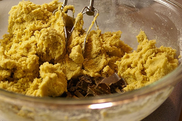 12. Не следует пробовать сырое тесто для печенья.