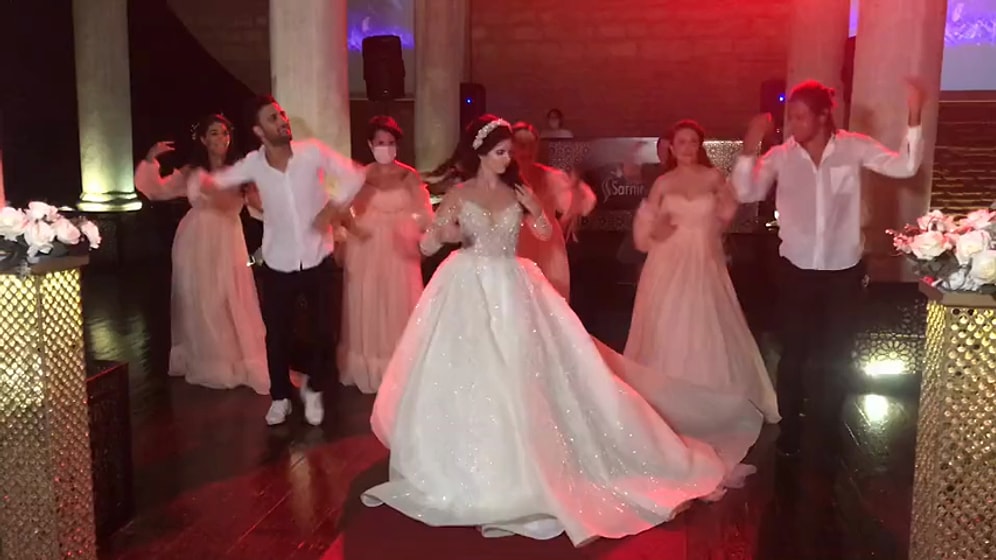 Düğünde Mahsun Kırmızıgül'ün 'Dinle' Şarkısı ile Harika Bir Koreografi Gerçekleştiren Gelin ve Arkadaşları