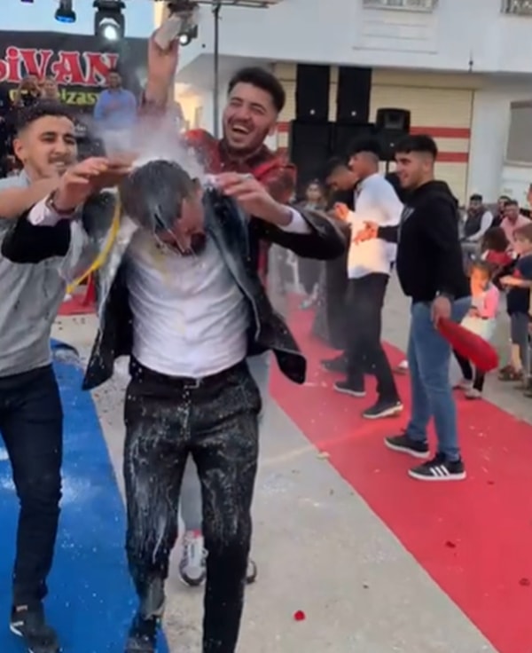 Bu sefer gördüğümüz gelenekte, damadın arkadaşları damadın kafasında yumurta kırıp üzerine süt ve un döküyorlar.