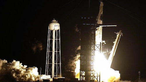 NASA 4 Astronotu Taşıyan SpaceX'e Ait Uzay Aracını Fırlattı