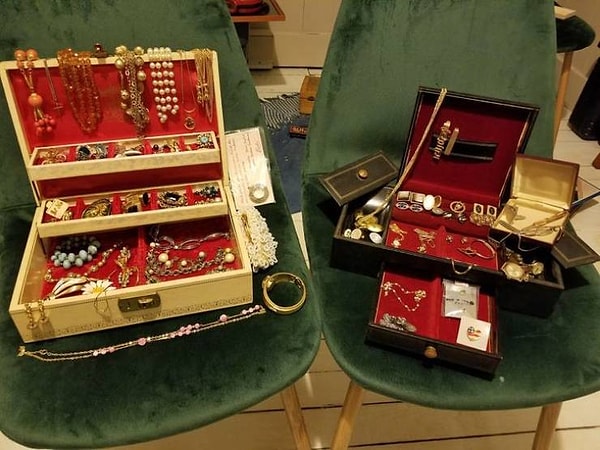 7. «Две старинных шкатулки с тоннами винтажных украшений! Я точно знаю, что семья предыдущего владельца хотела, чтобы все это выбросили, поэтому я спокойно взяла их себе".