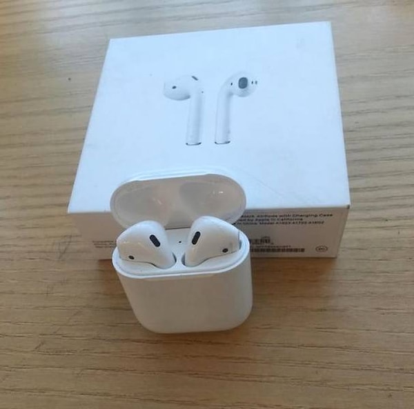 13. "Нашел наушники Apple AirPods в магазинной упаковке на мусорке в районе, где живут богатые детки".