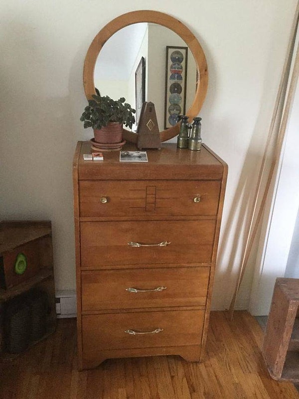 16. "Этот стильный комод одиноко стоял на обочине дороги, я не могла не взять его к себе домой. Тем более, что это как раз то, что я так долго выискивала по комиссионным магазинам!"