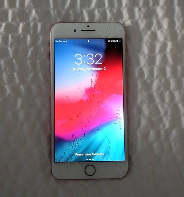 18. "Нашел iPhone 7 128 ГБ в цвете "Розовое золото" на помойке. У него всего лишь треснуло стекло, а все остальное отлично работало (все настройки были сброшены до заводских). Если бы не стекло, то я бы подумал, что это абсолютно новый телефон".