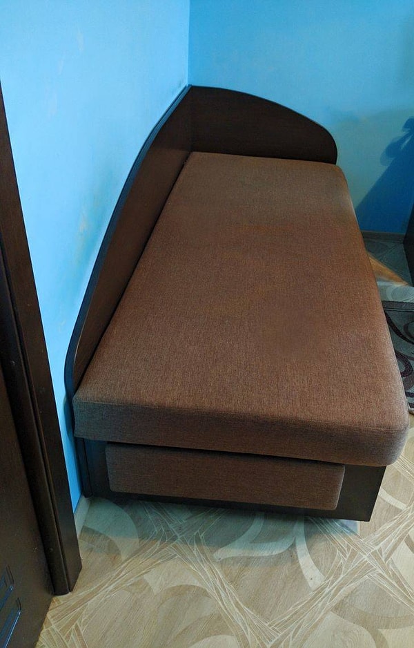 21. "Мы решили выбросить вот этот диванчик, который был почти что новым. Долго на помойке он не простоял: мы видели, как его сразу погрузили в машину и увезли".