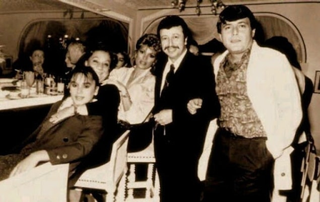 Bakıyor ki İzmir'de bu iş olmayacak, bu sefer cebinde bir tek yol parasıyla İstanbul'a gidip pavyonların kapısını "Abi piyanist lazım mı?" diye çalmaya başlıyor. Tam düzeni tutturmuşken, çalıştığı otel greve gidiyor ve orkestrası dağılıyor, tek başına kalıyor.