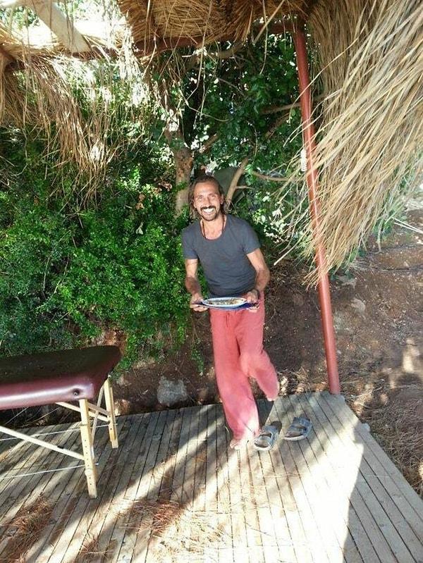 Ahmet Serdar Oral nefes derslerine devam ederken Özgü Namal bahçe ile ilgileniyordu