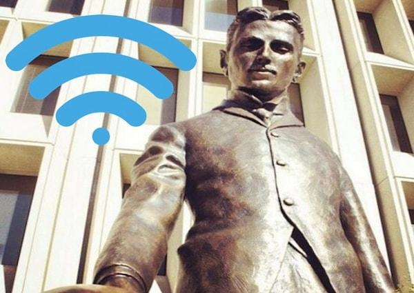 7. Silikon Vadisi'nde bulunan bronzdan yapılmış ve elinde yanan bir ampul bulunan Nikola Tesla heykeli ücretsiz Wi-Fi hizmeti sunmaktadır.