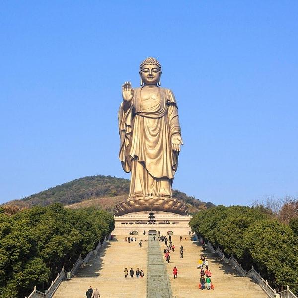 10. Çin'de bulunan Buddha heykeli Özgürlük Heykeli'nin 2 katı  Brezilya'da bulunan Kurtarıcı İsa heykelinin ise 4 katı büyüklüğündedir.