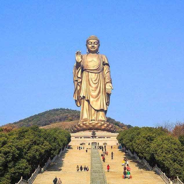 10. Çin'de bulunan Buddha heykeli Özgürlük Heykeli'nin 2 katı  Brezilya'da bulunan Kurtarıcı İsa heykelinin ise 4 katı büyüklüğündedir.