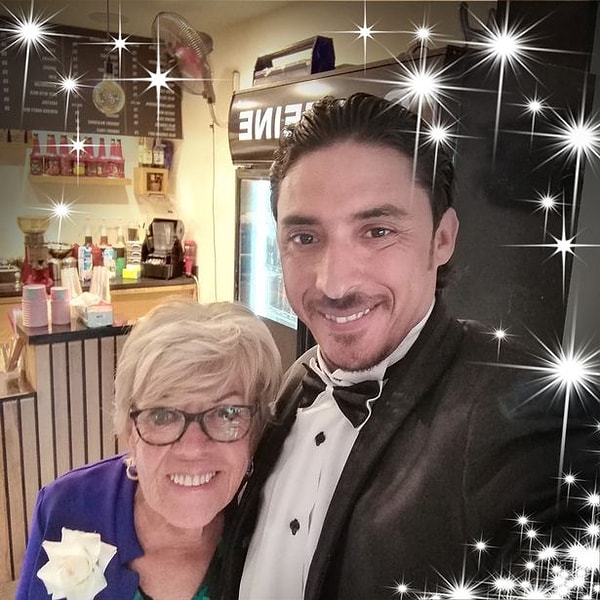 «Он замечательный. Я старше его матери и отца, свекровь и тесть моложе меня », - сказала Айрис.