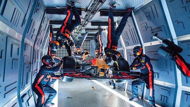 Red Bull pit-stop ekibi yer çekimsiz ortamda aracın lastiklerini 22 saniyede değiştirmiştir.